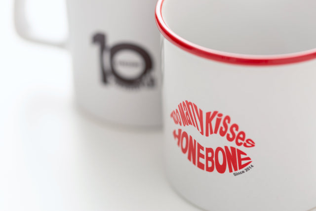 HONEBONE10th Too Many Kisses マグカップ